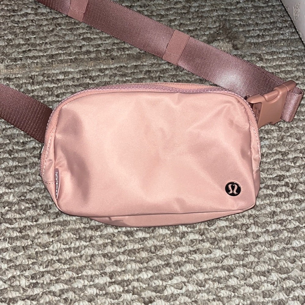 NWOT lulu everywhere belt bag. never worn in perfect condition. Pink Pastel